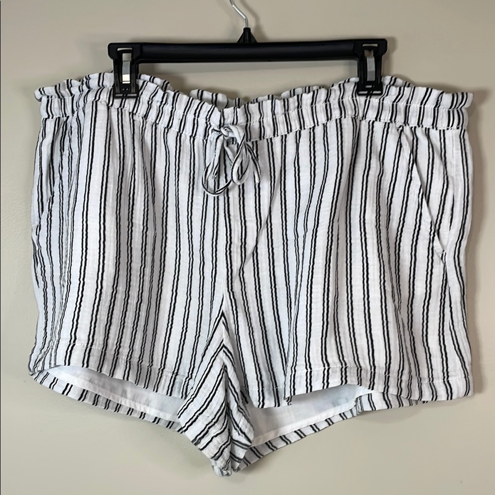 ARIZONA JEAN CO. Women’s‎ White & Black Pinstripe XXL Cotton Gauze Lined Shorts